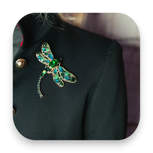 Elegante Libellen-Brosche mit Strasssteinen - Brosche, Libelle, Grüntöne, Accessoires, Strasssteine, Mantel, Hut, Weste, Jacke, Mode
