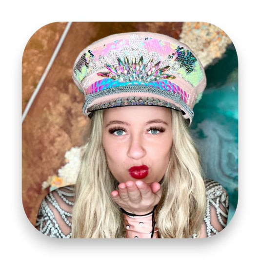 Eleganter Glitzer Hut Käppi mit Pailletten und Federn - Glitzerhut, Glitzer Hut, perlmutt Hut, Partyhut, Festivalhut, Käppi, Federnhut, Einzelstück, Paillettenhut, Strasshut, Glitterimperium