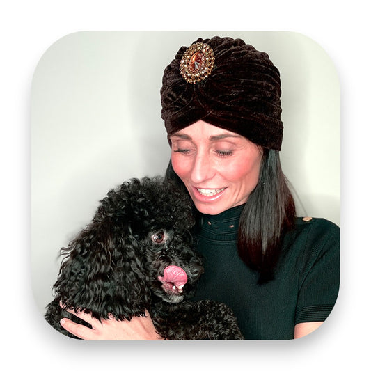 Brauner Samtturban mit eleganter Applikation - Turban, Samtturban, Accessoire, Braun, Applikation, Damenmode, elegant, warm, festlich, ganzjährig