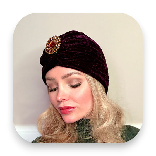 Stylischer Turban aus Samtstoff in Lila - Turban, Samtturban, Accessoire, Lila, Brosche, Damenmode, modisch, elegant, festlich, ganzjährig, Glitterimperium, Elli FataleModischer Samtturban Accessoire für Damen