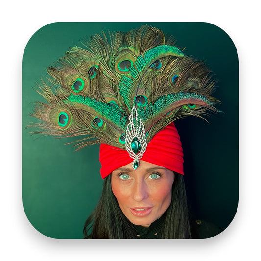 Stoffturban mit natürlichen Pfauenfedern und Strassbrosche - Turban, Federschmuck, Accessoire, rot, Pfauenfedern, Vintage, Brosche, Strass, Stoffturban, festlich, Elli Fatale, Glitterimperium