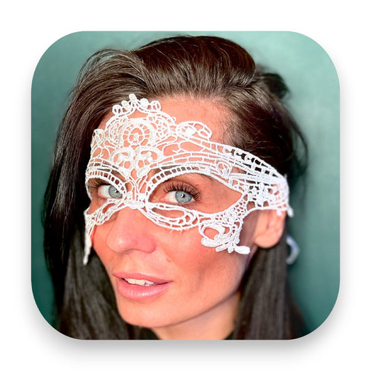 Weiße Augenmaske für Masquerade-Events - Augenmaske, Masquerade, Karneval, Party, Verkleidung, Accessoire, Weiß, Maskenball, Kostüm, Feier, Glitterimperium, Elli Fatale