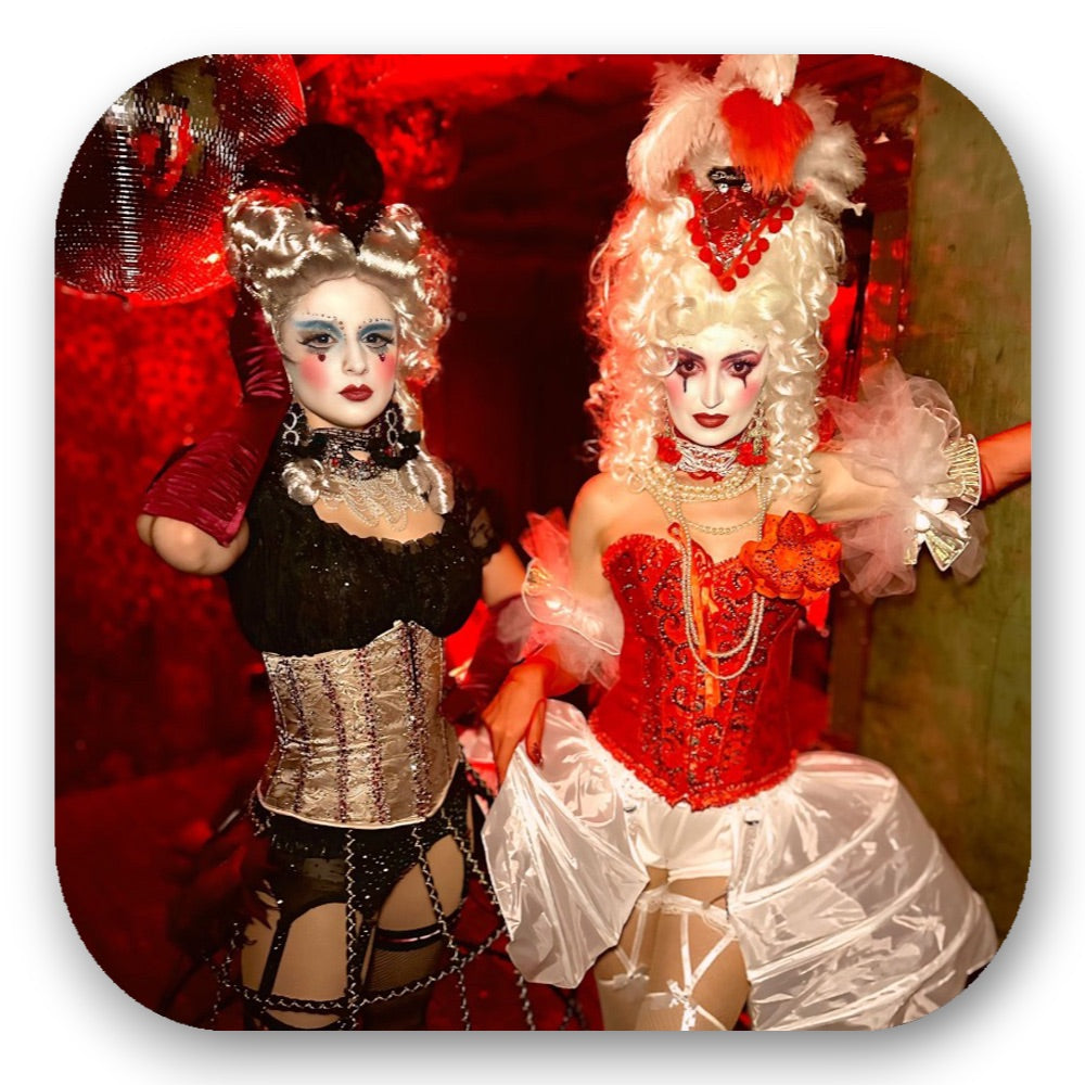 Barock Halloween-Kostüme mit Puderperücken, Korsetts und Gruselglamour – extravagante Eleganz vom GLITTERIMPERIUM von Elli Fatle. Jetzt einzigartige Halloween-Acts für Events buchen!
