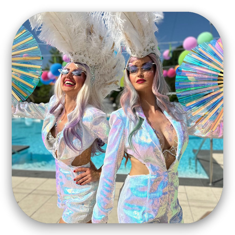Bubble Dream Queens in irisierenden Outfits mit Federkronen und Pastellhaar – funkelnder Traumzauber vom GLITTERIMPERIUM von Elli Fatle. Jetzt märchenhafte Walking Acts für Events buchen!