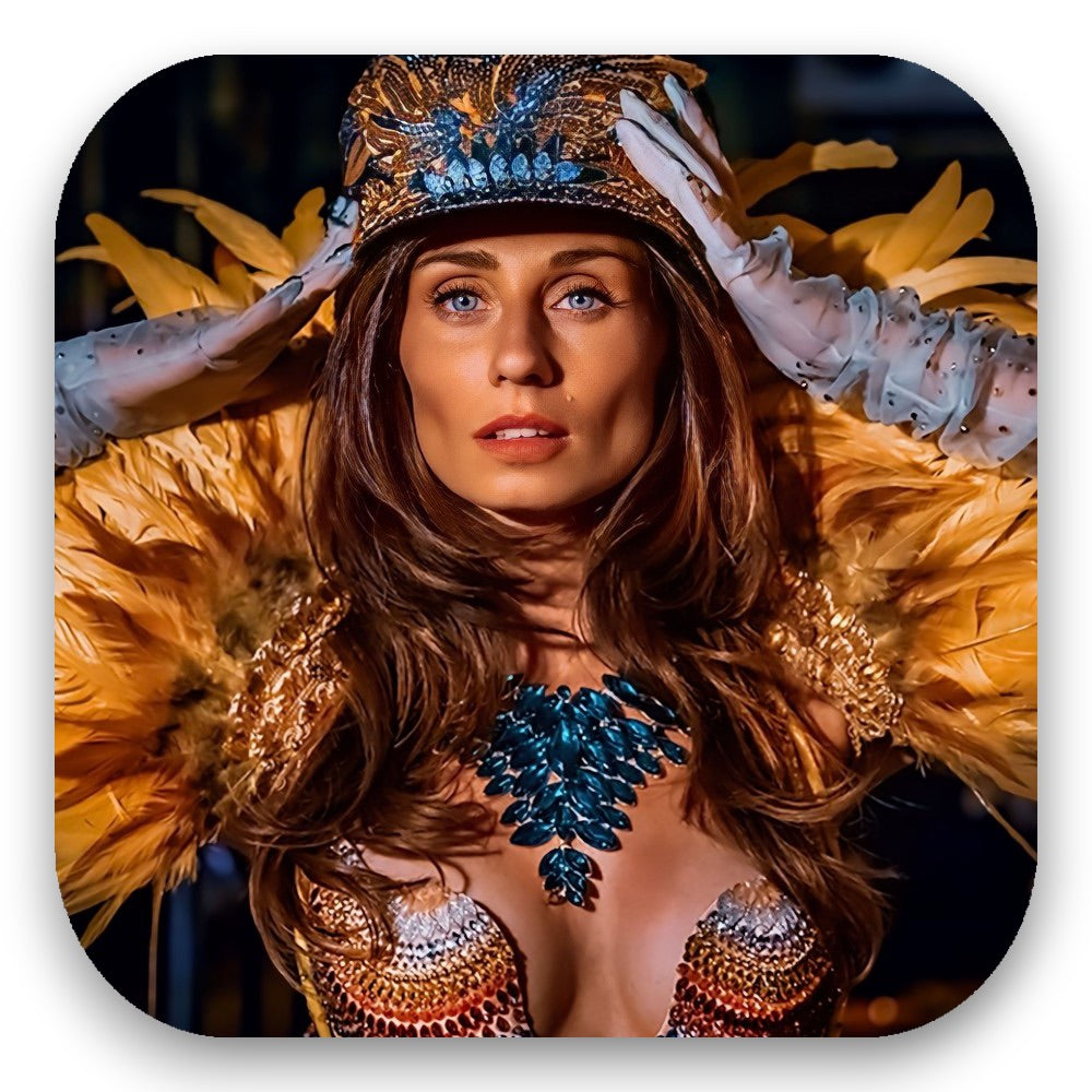 Burn Glam-Kreation mit goldenen Federn, Strass und Collier – feuriger Glamour vom GLITTERIMPERIUM von Elli Fatle. Jetzt atemberaubende Show-Acts für dein Event buchen!
