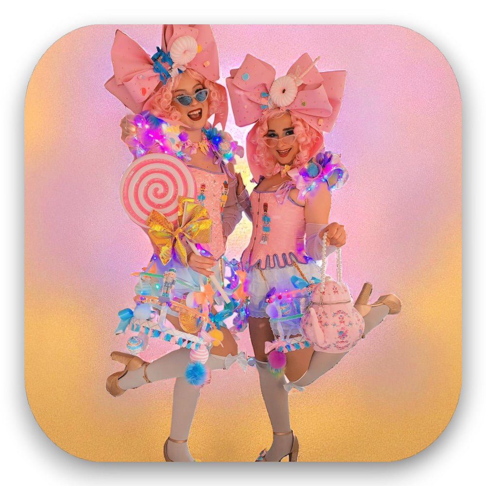 Candy Girls in Pastellkostümen mit Schleifen, Perücken und Lollipops – süßer Candyland-Zauber vom GLITTERIMPERIUM von Elli Fatle. Jetzt verspielte Walking Acts für Events buchen!“ 🍭✨
