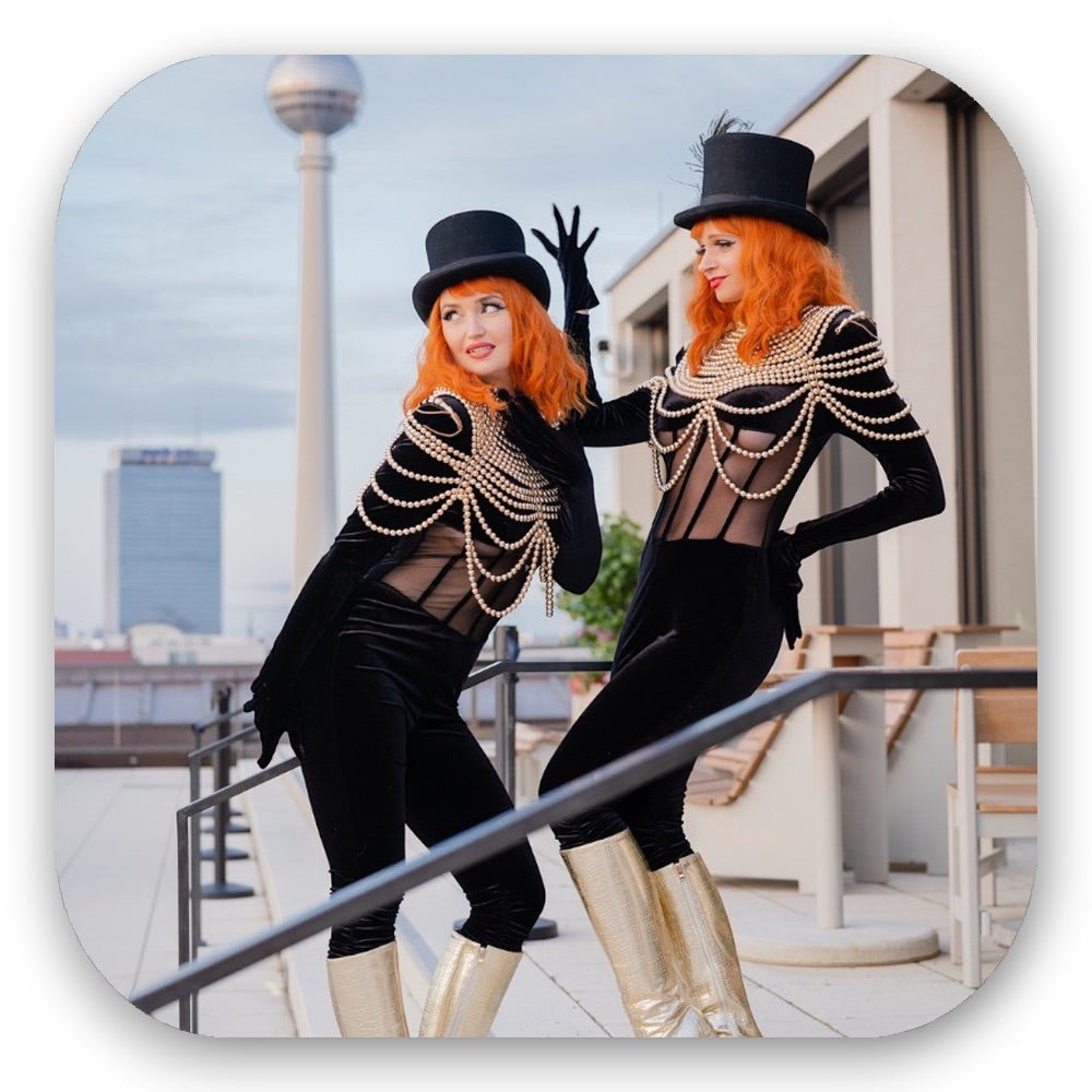 Cabaret-Kreation mit Samt, Perlenketten und Zylinder – eleganter Revue-Charme vom GLITTERIMPERIUM von Elli Fatle. Jetzt glamouröse Show-Acts für dein Event buchen!“ 🎩✨

