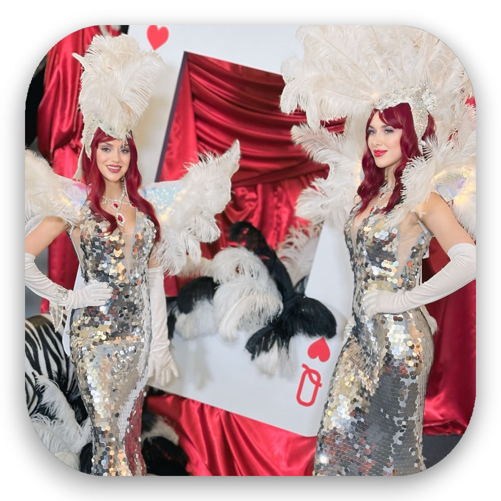 Casino Glam in silbernen Paillettenkleidern mit Federkronen – purer Las-Vegas-Glamour vom GLITTERIMPERIUM von Elli Fatle. Jetzt glanzvolle Show-Acts für Events buchen!“ 🎰✨
