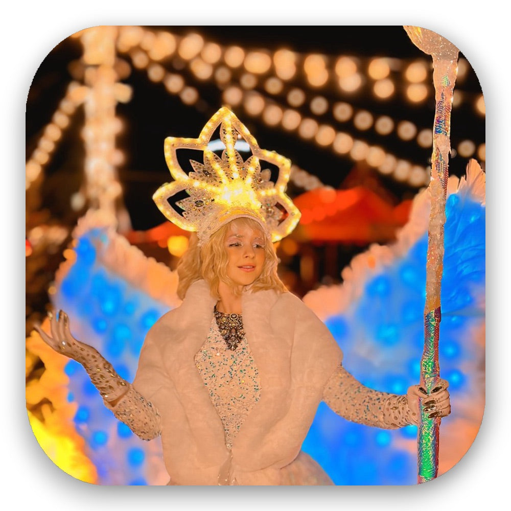 Christmas Angel mit glitzerndem Kleid, riesigen Flügeln und Krone – himmlischer Winterzauber vom GLITTERIMPERIUM von Elli Fatle. Jetzt festliche Acts für Events buchen!“ ✨👼