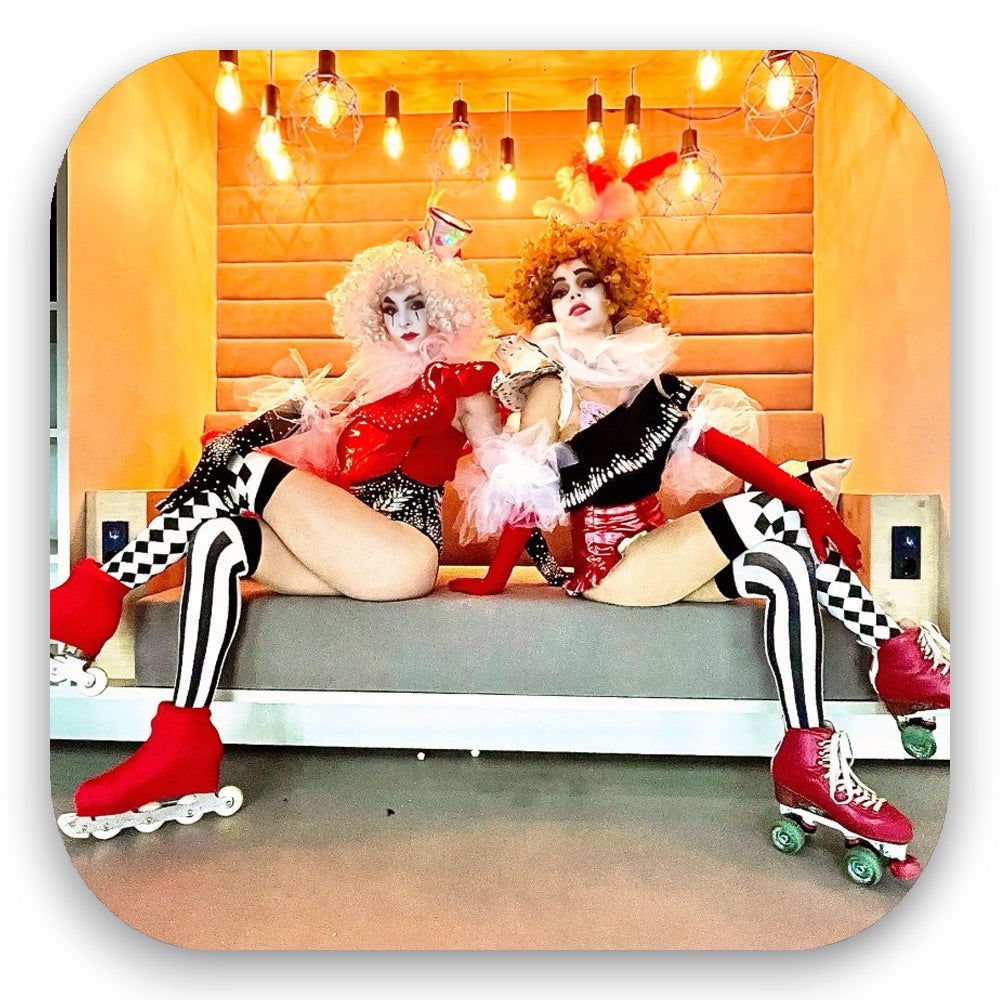 Circus-Kreation mit Harlekin-Looks, Karomustern und Rollschuhen – schriller Varieté-Charme vom GLITTERIMPERIUM von Elli Fatle. Jetzt spektakuläre Show-Acts für Events buchen!