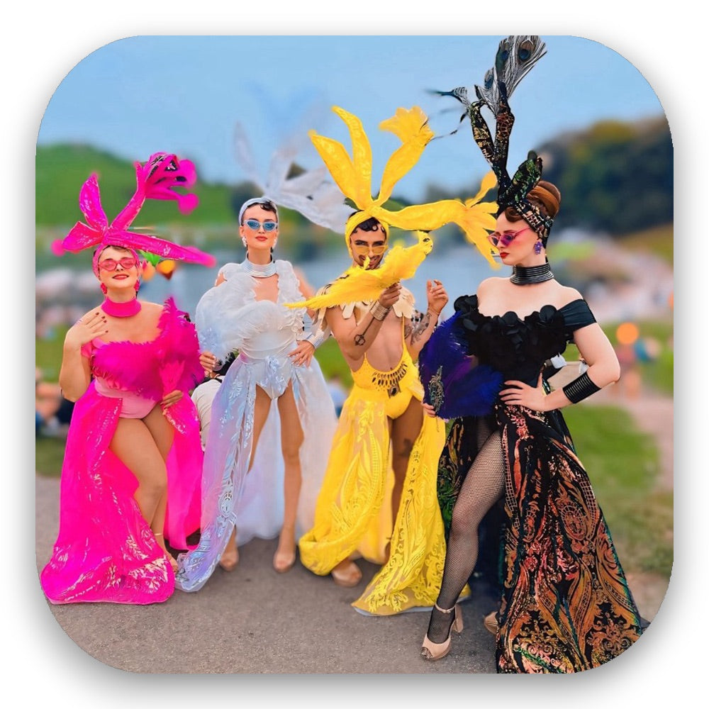 Colour Queens in Pink, Weiß, Gelb & Schwarz mit opulentem Kopfschmuck – elegante Extravaganz vom GLITTERIMPERIUM von Elli Fatle. Jetzt majestätische Show-Acts für Events buchen!
