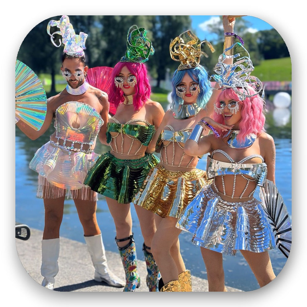 Cosmic Dream in futuristischem Metallic-Look mit extravaganten Kopfteilen – galaktischer Glamour vom GLITTERIMPERIUM von Elli Fatle. Jetzt himmlische Show-Acts für Events buchen!