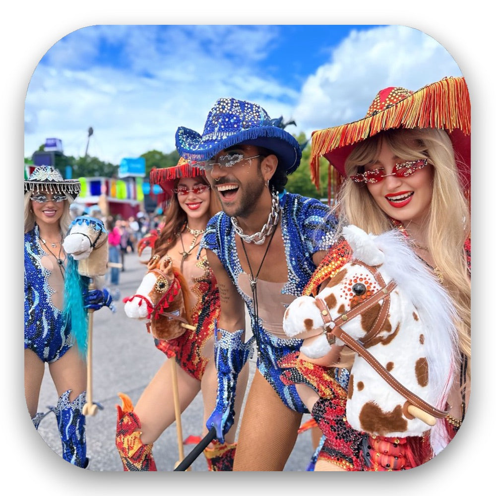 Cowboy Dream mit Strass-Outfits, glitzernden Hüten & Steckenpferden – wilder Western-Glamour vom GLITTERIMPERIUM von Elli Fatle. Jetzt funkelnde Party-Acts für Events buchen!