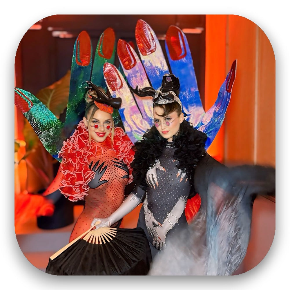 Crazy Fingers mit auffälligen Handmotiven, Rüschen & schrillem Make-up – surrealer Glamour-Act vom GLITTERIMPERIUM von Elli Fatle. Jetzt unvergessliche Shows für Events buchen!