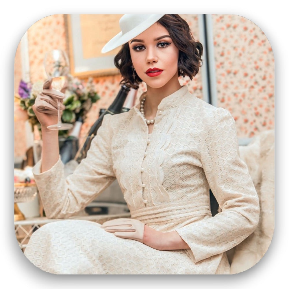 Forty Glamour mit cremefarbenem Kleid, Perlen & Hut – eleganter Vintage-Chic der 40er vom GLITTERIMPERIUM von Elli Fatle. Jetzt nostalgische Glamour-Acts für Events buchen!