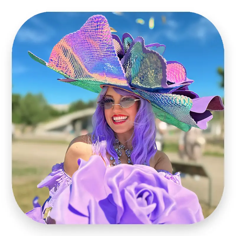 Showkünstler im extravaganten Kostüme bei der Gärten der Welt mit Elli Fatale Glitterimperium