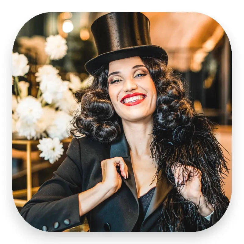 Glitterimperium Elli Fatale fantasievolle Walking Act Inszenierung