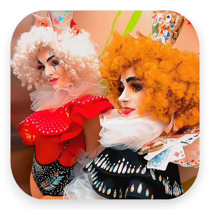 Glitterimperium Elli Fatale Roller Act mit charismatischer Ausstrahlung