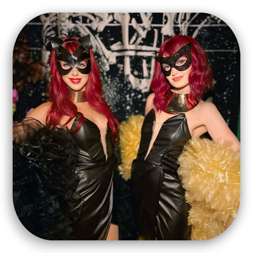 Leather Cats in verführerischen Leder-Looks mit Masken & Tüllboas – sinnlicher Glamour vom GLITTERIMPERIUM von Elli Fatle. Jetzt aufregende Show-Acts für Events buchen!
