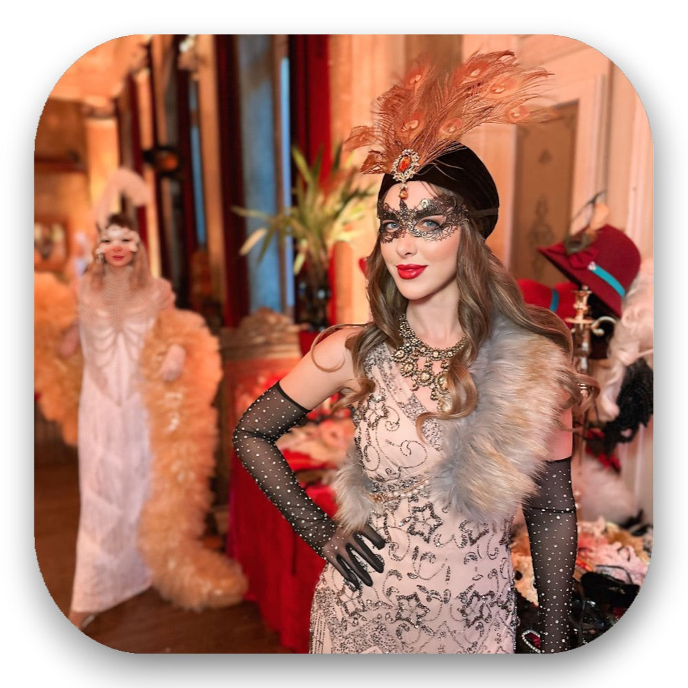 Maskerade-Kreation mit edlen Roben, Federn & kunstvollen Masken – luxuriöser Ballzauber vom GLITTERIMPERIUM von Elli Fatle. Jetzt glamouröse Maskenball-Acts für Events buchen!
