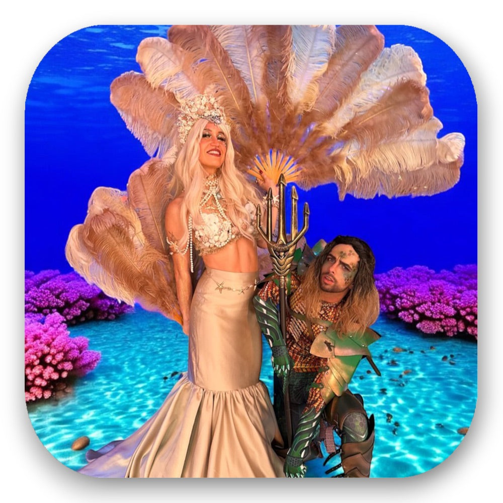 Mermaid & Aquaman mit Federfächer, Dreizack & Rüstung – magische Unterwasserwelt vom GLITTERIMPERIUM von Elli Fatle. Jetzt märchenhafte Ocean-Acts für Events buchen!