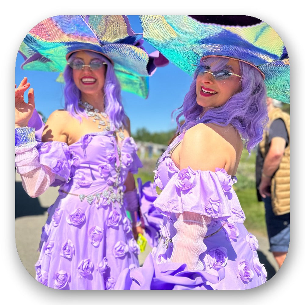 Purple Flowers mit 3D-Rosen, Blütenhüten & funkelnden Accessoires – magisches Blütenmeer vom GLITTERIMPERIUM von Elli Fatle. Jetzt märchenhafte Acts für Events buchen!