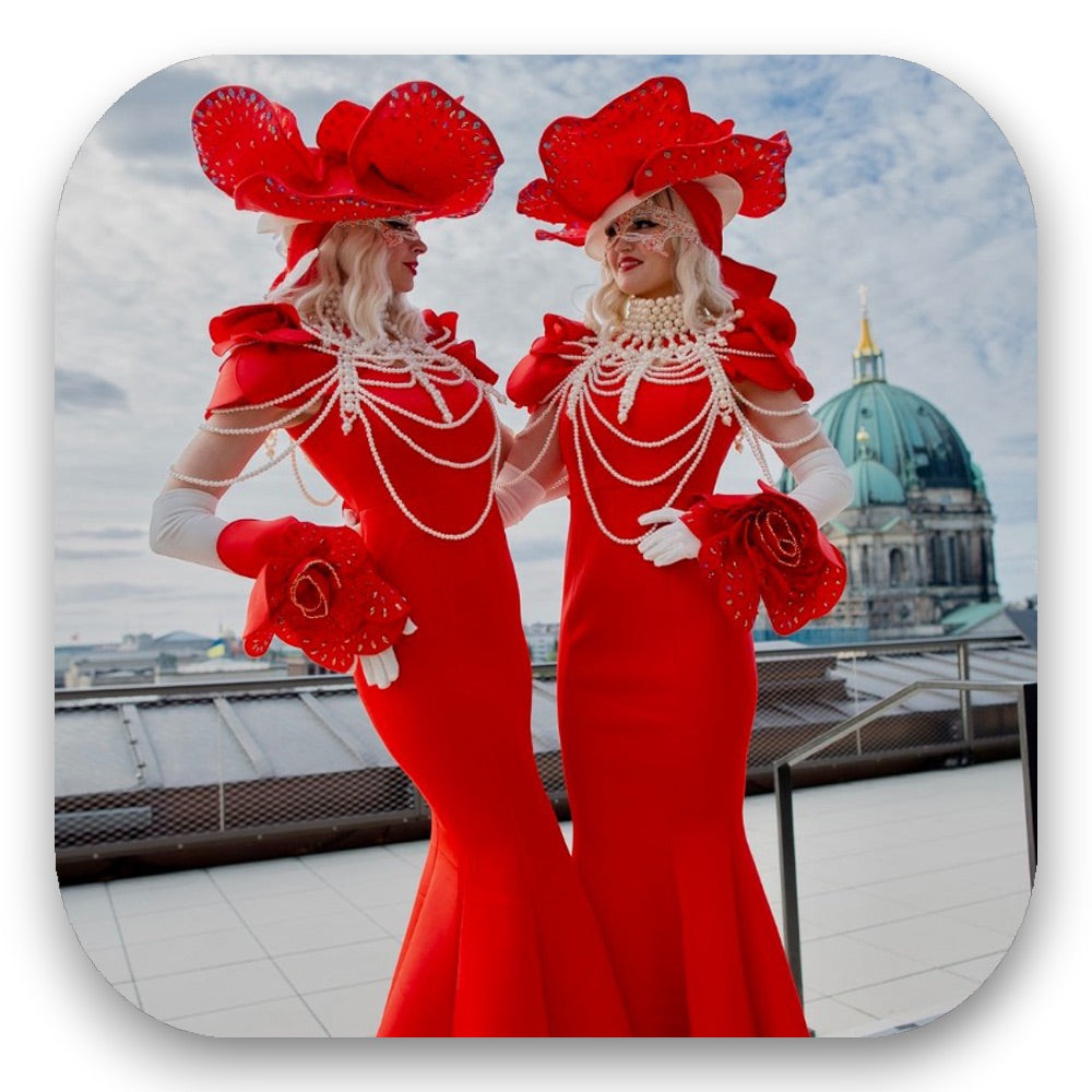 Red Roses in roten Kleidern mit Rosen-Details & Perlenketten – pure Eleganz vom GLITTERIMPERIUM von Elli Fatle. Jetzt luxuriöse Show-Acts für Galas & Events buchen!