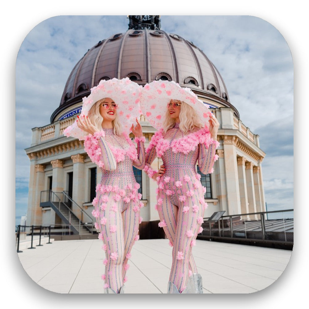 Rose Roses mit Strass-Bodys & Rosenhüten – blühende Frühlingspoesie vom GLITTERIMPERIUM von Elli Fatle. Jetzt märchenhafte Flower-Acts voller Eleganz & Magie für Events buchen!
