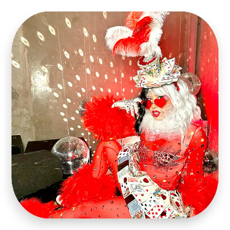 Glitterimperium Elli Fatale Roller Act kombiniert Tanz und Bewegung