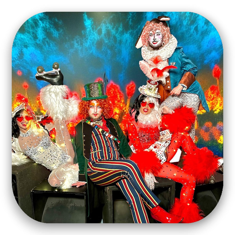 Wonderland mit bunten, magischen Kostümen & exzentrischen Charakteren – surreales Spektakel vom GLITTERIMPERIUM von Elli Fatle. Jetzt fantasievolle Show-Acts für Events buchen!