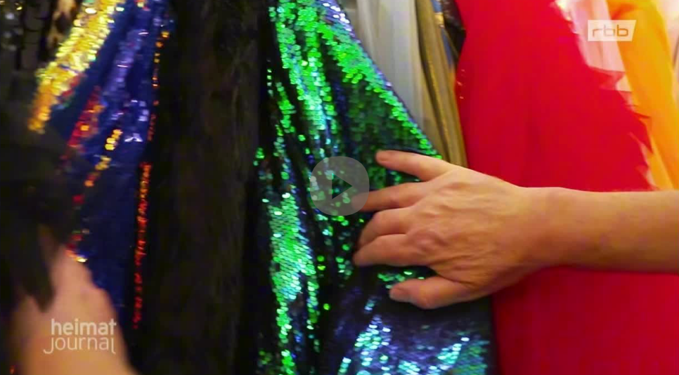 Video laden: Video zeigt Elli Fatales Glitterimperium in Berlin: funkelnder Showroom, handgefertigte Kostüme, Glitter Make-up und magische Einblicke in den Kostümverleih.